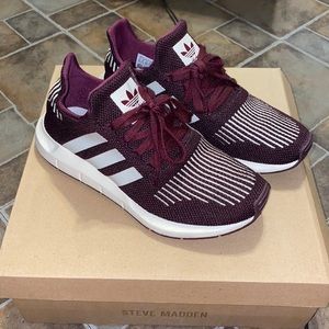 Adidas Swift Run Women’s Maroon / Beige running shoes SZ 8